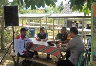 Serka Edi komsos bersama warga binaannya