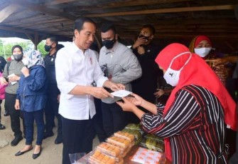 Presiden Joko Widodo memberikan bansos pedagang di Pasar Sila Kabupaten Bima, Provinsi NTB, Kamis (29/12)