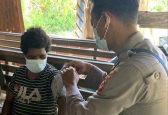 Personel satgas saat mengobati luka warga Yahukimo. Selasa (17/05/2022)