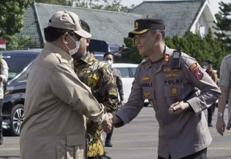 Kapolres Malang saat menyambut Menhan Prabowo Subianto 