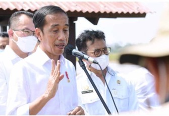 Presiden Joko Widodo memberikan keterangannya seusai meninjau Balai Besar Penelitian Tanaman Padi (BBPadi) di Kabupaten Subang, Provinsi Jawa Barat