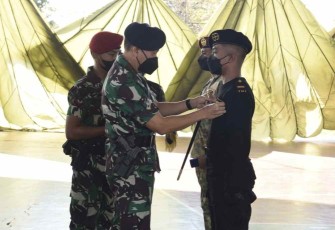 Dankodikopsla saat menyematkan brevet pasukan khusus TNI AL