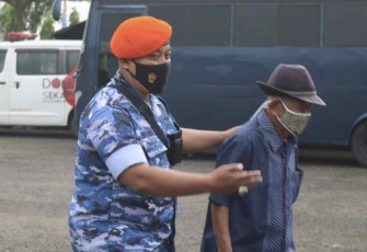 Babinpotdirga Lanud Sugiri Sukani saat mengarahkan masyarakat dalam pembagian sembako