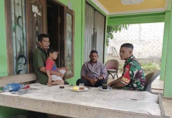 Koptu Eko saat sambangi rumah warga binaannya