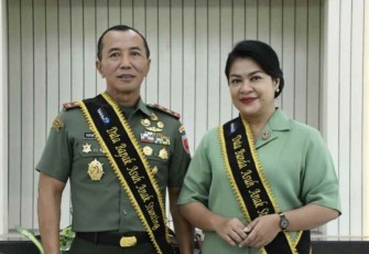 Pangdam Hasanuddin Mayjen TNI Dr. Totok Imam Santoso beserta ibu