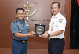 Pangkolinlamil terima cenderamata Walikota Jakarta Utara 