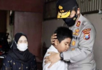 Arkan putra Aipda Anumerta Andik Purwanto memeluk erat Kapolda Jatim Irjen Pol Nico Afinta saat takziah di rumah duka Kabupaten Tulungagung. Minggu (9/10)
