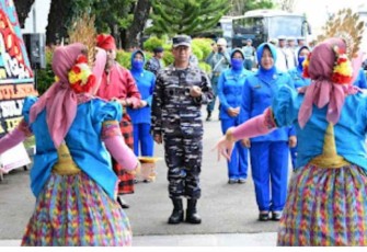 Pangkoarmada RI Laksdya Heru Kusmanto disambut tradisi Angngaru dan tarian Paduppa di Lantamal VI Makassar. Selasa (11/10)