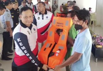 Nelayan mendapatkan Life Jacket Kemenhub