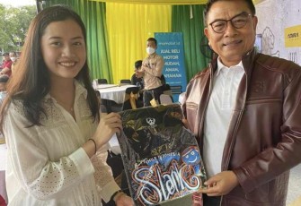 KSP Jenderal TNI (purn) Moeldoko saat menerima cenderamata konser Slank