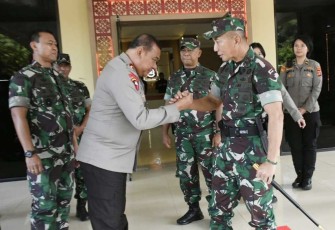 Pangdam Hasanuddin Mayjen TNI Dr. Totok Imam Santoso bersama Kapolda Sultra Irjen Pol Teguh Pristiwanto