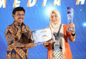 Kabid Komunikasi Publik Diskominfotik DKI Jakarta Nuruning Septarida saat menerima piagam penghargaan 