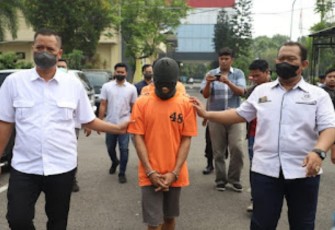 Tersangka kasus pembunuhan saat digiring Satreskrim Polres Mojokerto 