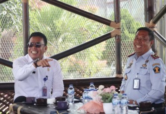 Kalapas Cilegon Enjat Lukmanul Hakim saat Coffee Morning bersama Kadivpas Masjuno (seragam) di gazebo lapas Cilegon, Rabu (30/11)