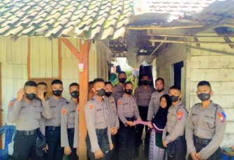 Siswa SPN Polda Jatim saat menyalurkan baksos