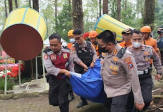 Kapolres Magetan AKBP Muhammad Ridwan saat evakuasi korban laka bus di lereng gunung Lawu, Minggu (4/12)