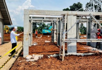Presiden Joko Widodo meninjau progres pembangunan rumah tahan gempa di Desa Sirnagalih, Kecamatan Cilaku, Kabupaten Cianjur, Senin, (5/12)