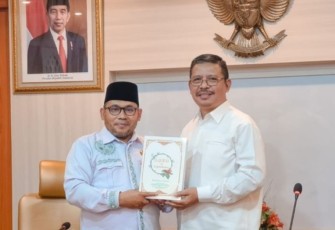 Rektor IAIN Takengon Zulkarnain serahkan hasil terjemah Al-Quran dalam Bahasa Gayo kepada Kepala Balitbang-Diklat