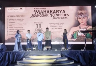 Wakil Wali Kota Batu Ir. H. Punjul Santoso, M.M saat memberikan dukungan dan apresiasi Founder Sanggar Kendedes Isa Afandi, Kota Batu, Minggu (11/12)