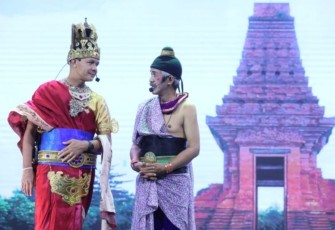 Ganjar Pranowo saat berakting panggung ketoprak Sumpah Amukti Palapa