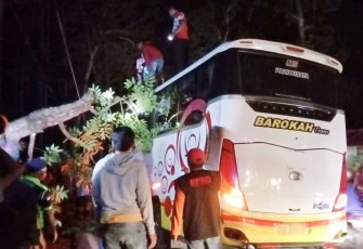 Bus Pariwisata saat di evakuasi 