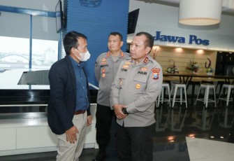 Kapolda Jatim Irjen Pol Toni Harmanto saat berdialog dengan pimred Jawa Pos di Surabaya, Senin (12/12)