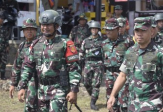 Danyonarmed 11 Kostrad Kolonel Arm Rizal Analdie saat mendampingi Aslat Kasad Mayjen TNI Tri Winarno di Magelang, Senin (12/12)
