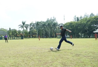Kasdivif 2 Kostrad Brigjen TNI Primadi Saiful Sulun kick off kejuaraan sepakbola Vicadha Cup TA 2022, Malang, Rabu (14/12) 