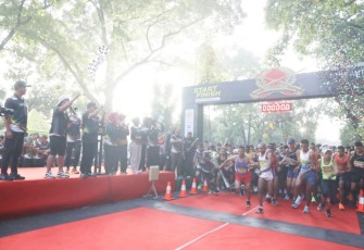 Kasad Jenderal TNI Dudung Abdurachman saat melepas peserta Infantry Day Run 10K, Bandung, Minggu (18/12) 