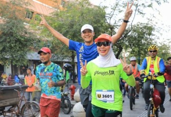 Ganjar dan Atikoh saat mengikuti Lari Amal UGM Ultra 73K Charity Run 2022, Yogyakarta, Minggu (18/12)