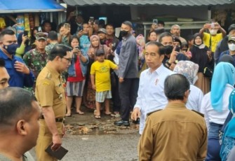 Danlanud Suryadarma Marsma TNI Tarjoni saat mendampingi Presiden Jokowi resmikan Bendungan Sadawarna di Kabupaten Cianjur, Selasa (27/12)