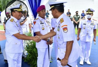 Pangkoarmada III Laksamana Muda TNI Irvansyah saat berjabat tangan dengan Kasal Laksamana TNI Muhammad Ali usai sertijab di Mabesal Cilangkap, Jakarta 
