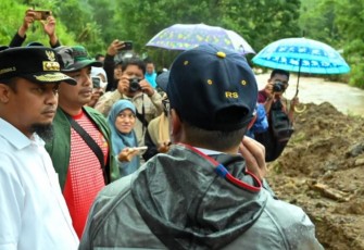 Gubernur Sulsel Andi Sudirman saat meninjau lokasi bencana tanah longsor di desa Romoegading Kabupaten Maros, Kamis (29/12)