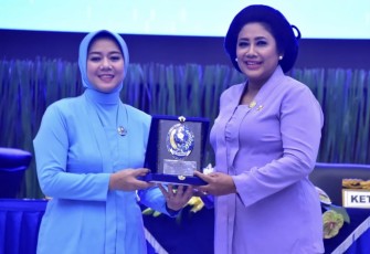 Ketua Umum Jalasenastri Ny Vera Muhammad Ali saat memberikan cenderamata 