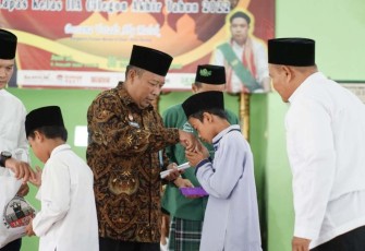 Kalapas Cilegon Enjat Lukmanul Hakim saat memberikan santunan anak yatim