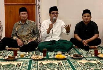 Ilyas Akbar Almadani (tengah), saat hadir dalam acara buka puasa bersama warga di Desa Botok, Kecamatan Kerjo, Kabupaten Karanganyar, Kamis (28/4/2022).