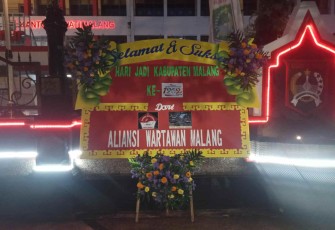 Papan bunga ucapan selamat hari jadi ke-1262 Kabupaten Malang, dari Aliansi Wartawan Malang, Minggu (27/11/2022) sore.