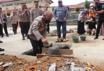 Kapolda Bengkulu Irjen Pol Drs Agung Wicaksono, M.Si., saat meletakan batu pertama Pembangunan dua Tempat Ibadah (Masjid dan Gereja), Rabu (24/08/22). 