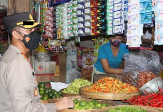 Kapolres Karanganyar AKBP Danang Kuswoyo saat mengunjungi salah satu lapak pedagang di pasar.