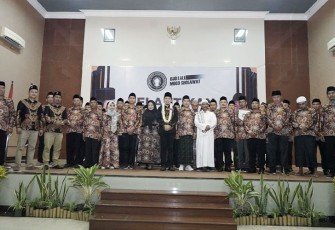 Presiden Laskar Sholawat Nusantara (LSN), M Fawait saat melantik pengurus DPC LSN Pasuruan Raya yang dikomandoi H. M. Narjon Najich Afnani yang akrab disapa Gus Najich, Minggu (20/11/2022). 
