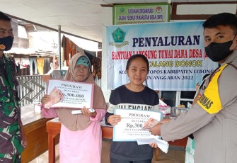 Polisi saat Kawal Penyaluran BLT DD