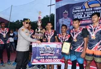 Penyerahan piala oleh kapolres
