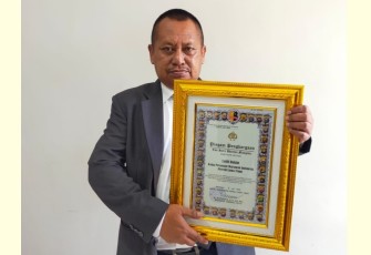 Ketua PWI Provinsi Jawa Timur, Lutfil Hakim, Saat menerima penghargaan Tan Hana Dharma Mangrva dari Kapolda Jatim Irjen Pol Dr. Nico Afinta SIK SH MH, pada puncak Peringatan HUT Bhayangkara ke-76.