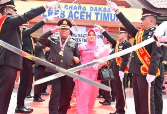 Saat Upacara Pedang Pora Antarkan Anggota Polres Aceh Timur Masuki Purna Bhakti