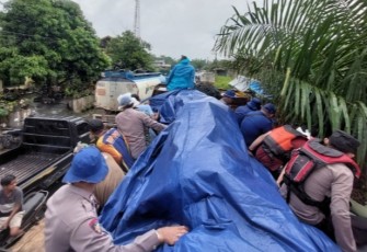 Personel Polres Aceh Timur saat bawa Dua Rubber Boat Bantu Penanganan Banjir di Aceh Tamiang