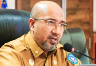 Asisten II Sekretariat Daerah Kepri Luki Zaiman Prawira saat memimpin rapat di Ruang Rapat Utama Lantai 4, Kantor Gubernur Kepri, Dompak, Tanjungpinang, Selasa (23/08). 