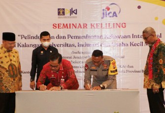 Wakapolda Bengkulu (Kanan) saat menandatangani Perjanjian Kerjasama dengan Polda Bengkulu terkait Penegakan Hukum di Bidang Kekayaan Intelektual di Provinsi Bengkulu.