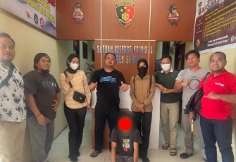 Tersangka (duduk tak berdaya) saat diamankan Satreskrim Polres Serang 
