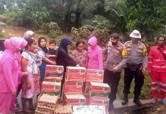 Kapolres Bengkulu Utara dan Ketua Bhayangkari saat Salurkan Bantuan