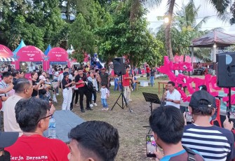 Pengunjung FPSL saat menyaksikan walikota Bitung membawakan sebuah lagu